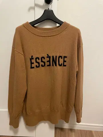 Spick & Span 베이지 로고 스웨터