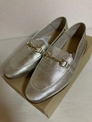 [ 미사용 새상품 ] LETALON 바부쉬 실버 플랫슈즈 23.0