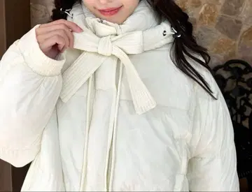 화이트 리본 포함 다운 자켓