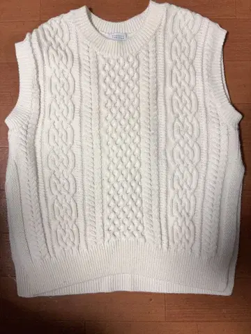바니스뉴욕 화이트 케이블 짜임 니트 베스트