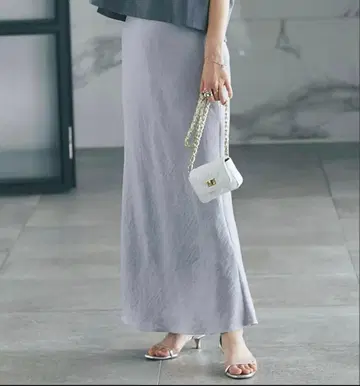 반짝이는 새틴 롱 내로우 스커트 스카이블루 36 라부티크봉봉