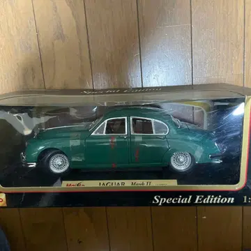 Maisto JAGUAR Mark II 1:18