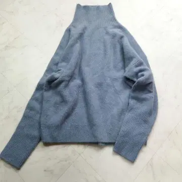 컨디션 최상 카프리슈 레마쥬 터틀넥 니트 톤 다운 블루 양모
