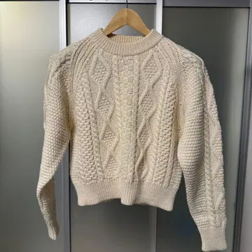 Alderney 아이보리 케이블 니트 스웨터