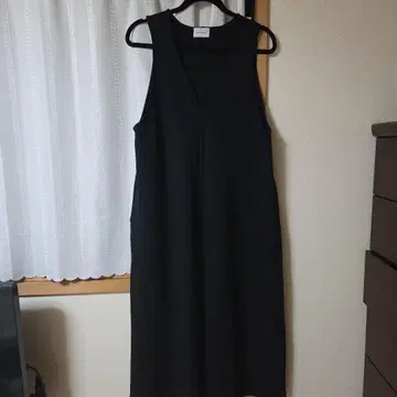 키루몬 슬리브리스 V넥 블랙 롱 원피스 날씬해 보이는