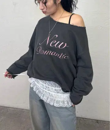 후즈후 갤러리 원오프 숄더 상의 그레이 맨투맨