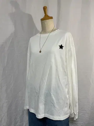새상품 화이트 긴팔 T셔츠 별 모양 자수