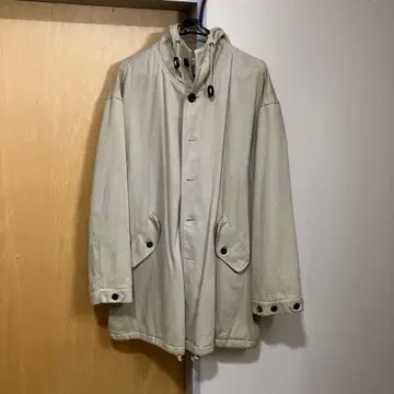 베이지 후드 부착 모즈 코트