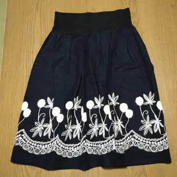 자수 장식 네이비 플레어 스커트 M-L 사이즈