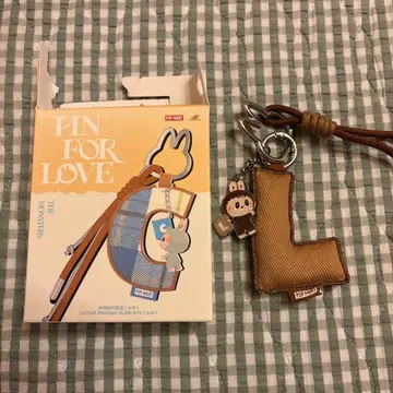 POP MART PIN FOR LOVE 러브브 알파벳 펜던트