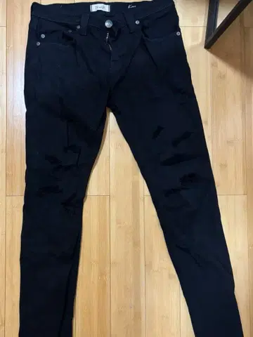 YANUK 블랙 데미지 데님 팬츠