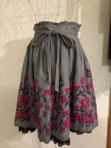 L'EST ROSE 플레어 스커트 그레이 꽃무늬 자수