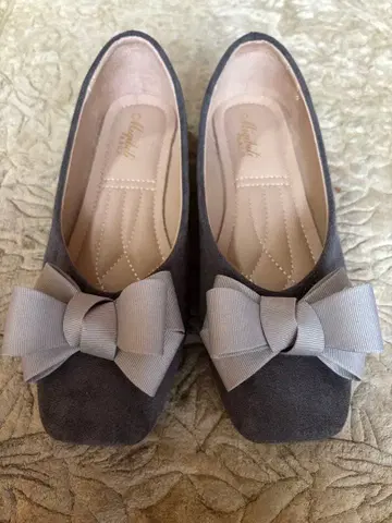 그레이 리본 포함 플랫슈즈