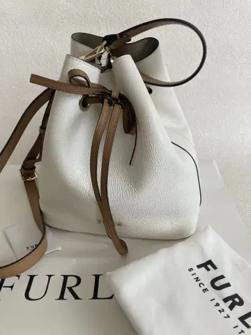 컨디션 최상 FURLA 훌라 코스탄자 화이트 라이트 브라운