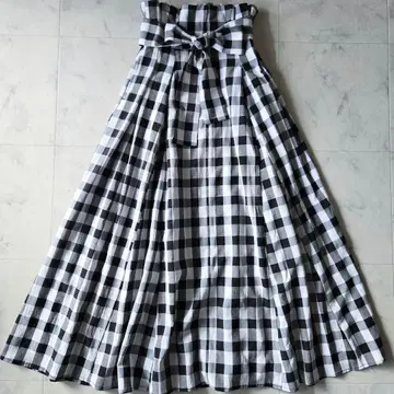새상품급 AKTE 플레어 스커트 체크 무늬 블랙 화이트 리본