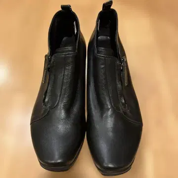 [ 새상품 미사용 ] 블랙 지퍼 부츠 중간 힐 3EEE 23.5 cm