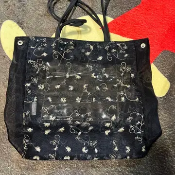 자수 장식 블랙 토트백