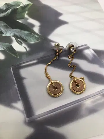[ SWAROVSKI/스와로브스키 ] 체인 & 우드 참 귀걸이