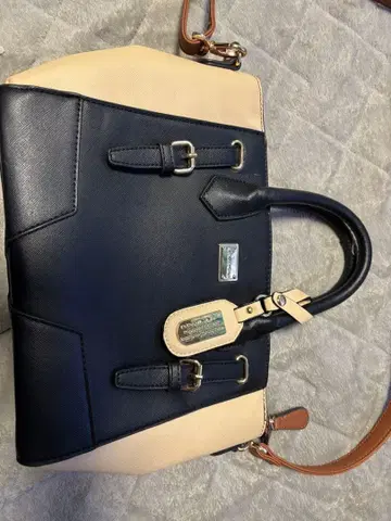 네이비와 베이지 핸드백