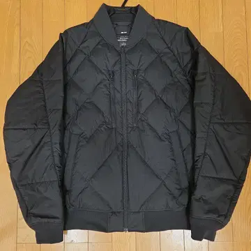 유니클로 화이트 마운티니어링 리사이클 하이브리드 다운 자켓