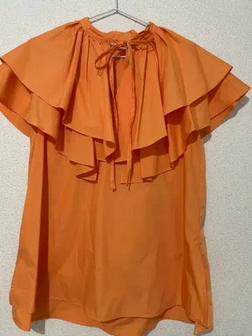 새상품급! 코코딜 오렌지 프릴 블라우스