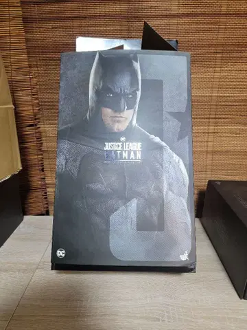 저스티스 리그 1/6 스케일 피규어 배트맨