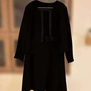 예복: 블랙 원피스 수트 (리본 포함)