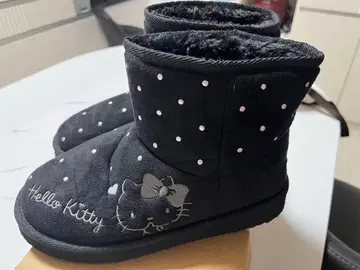 헬로키티 도트 무늬 어그 부츠