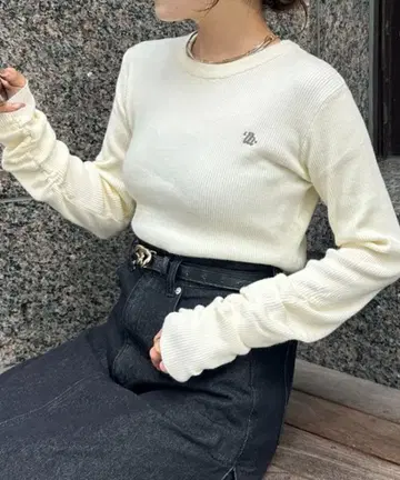 제본 thevon 소매 셔링 로고 자수 리브 니트