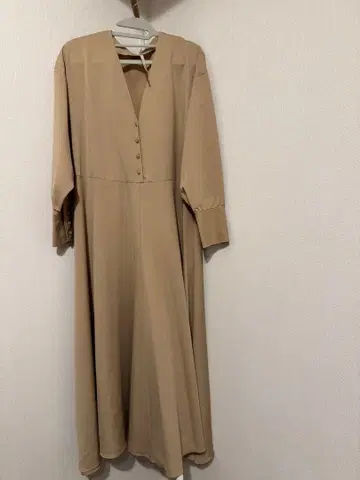 WhimGazette x 타마루 마키 베이지 린넨 긴팔 원피스