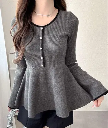 mily bilet 배색 펄 버튼 리브 니트 페플럼 상의