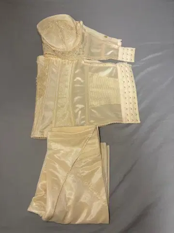 아이보리 새틴 코르셋 세트 와타베 웨딩