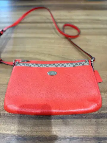 오렌지 가죽 크로스 바디백