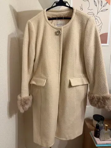 퍼 달린 크림색 롱 코트