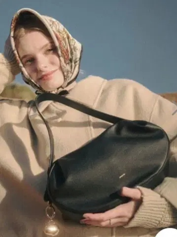 nunela  숄더백 골드 콩 참 포함 블랙