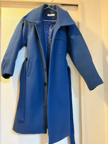 파란색 체스터 코트