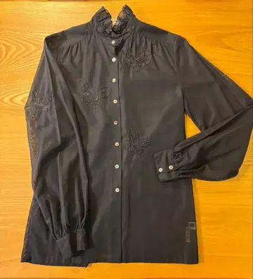 하나에모리 블라우스 나비 자수 프릴 넥 블랙