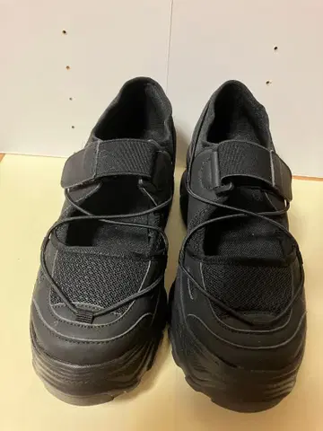 에카 소포 스트랩 스니커즈