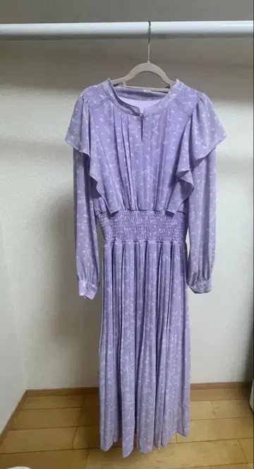 연보라색 프릴 달린 원피스