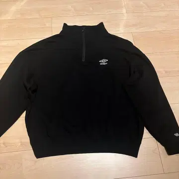 UMBRO/엄브로 UMBRO 원포인트 로고 자수 속기모 하프 지퍼 맨투맨