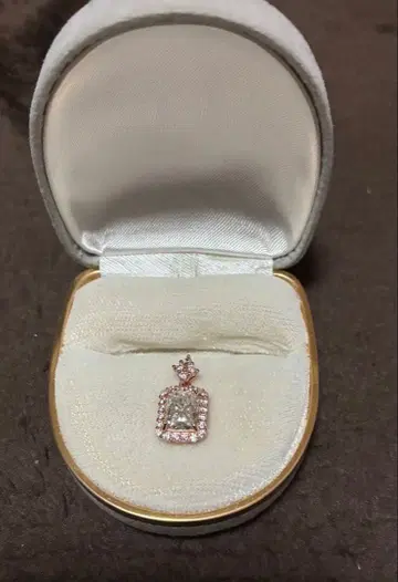 모이사나이트 목걸이 탑