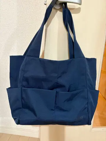 캠퍼 포켓 부착 네이비 토트백