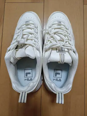 FILA 화이트 스니커즈 23.5