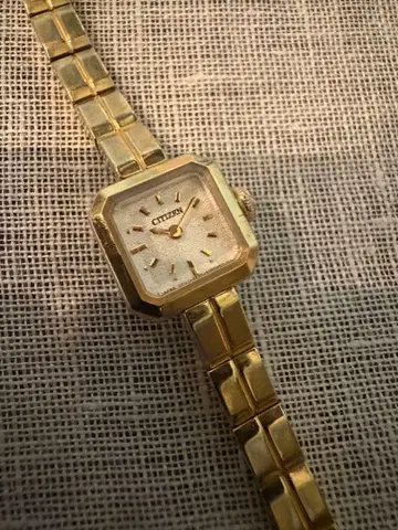 시티즌 골드 팔각형 손목시계 여성용