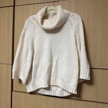 화이트 보틀넥 니트 스웨터