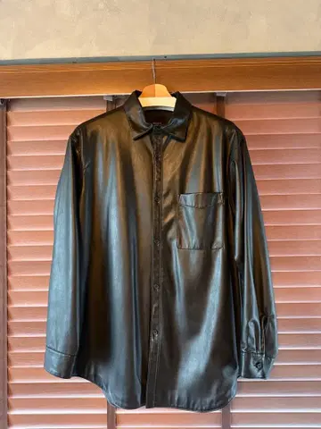 블랙 가죽 셔츠 버튼 업