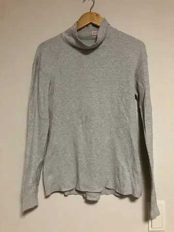 영 앤 올슨 Y&O 그레이 터틀넥 티셔츠