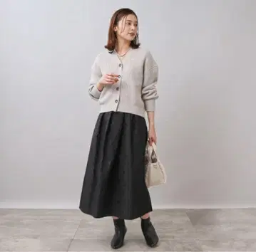 미사용품 UNTITLED 도트 무늬 플레어 롱 스커트 블랙