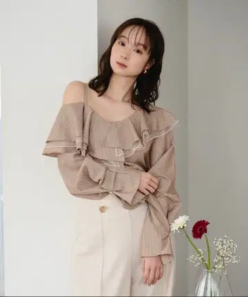 mideal 프릴 원숄더 상의 베이지
