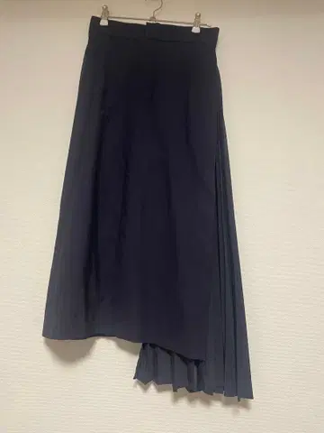 HYKE 네이비 플리츠 스커트